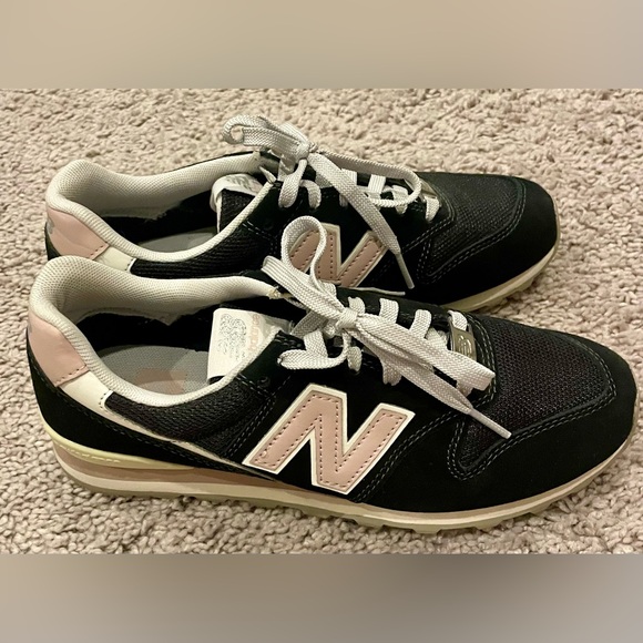 New Balance 996 Womens Sneakers - Picture 4 of 7